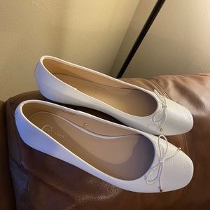 NWOT white flats with bow
